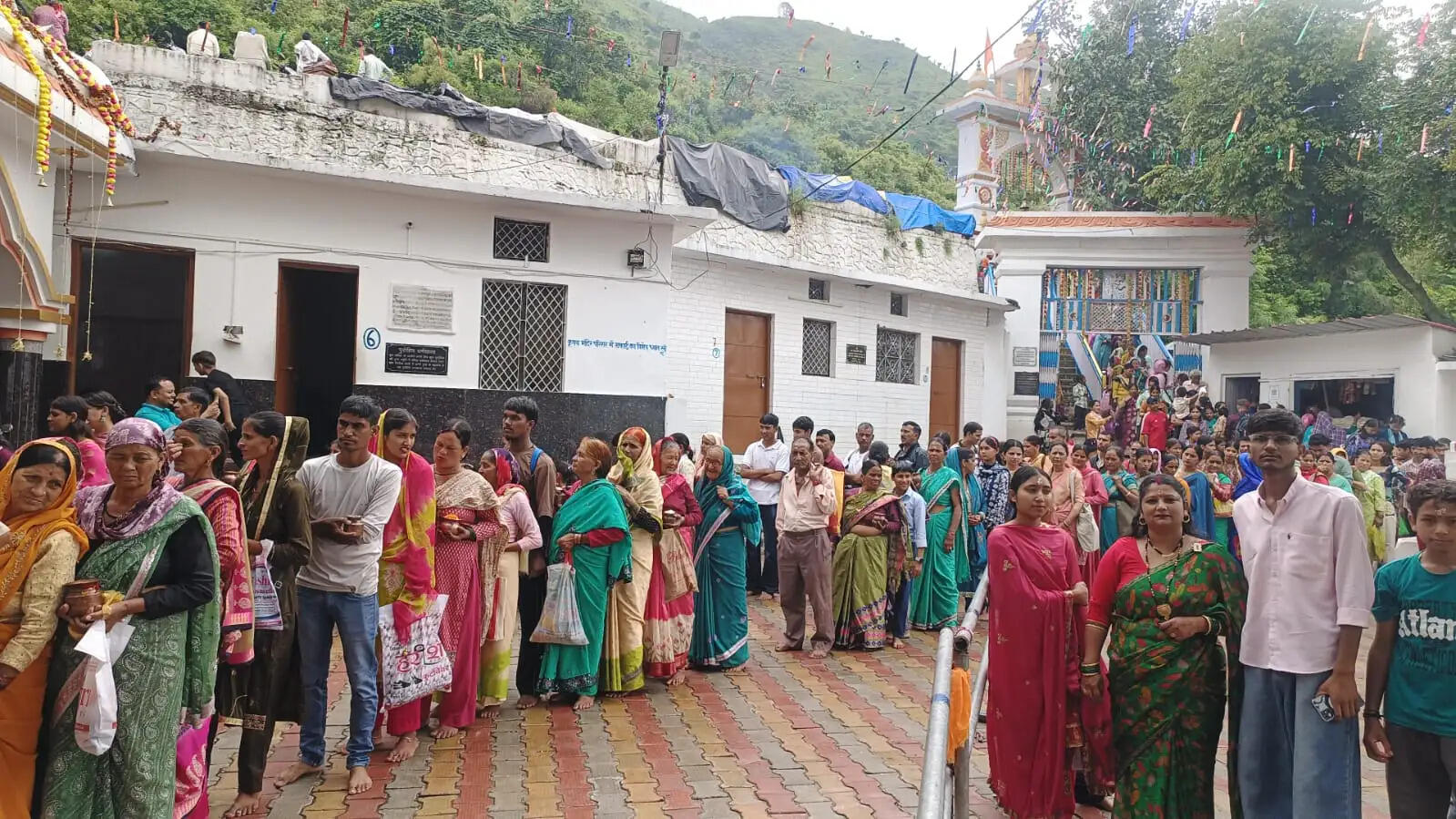शिवालयाें&nbsp;मे&nbsp;जलाभिषेक&nbsp;काे&nbsp;उमड़े&nbsp;श्रद्धालु