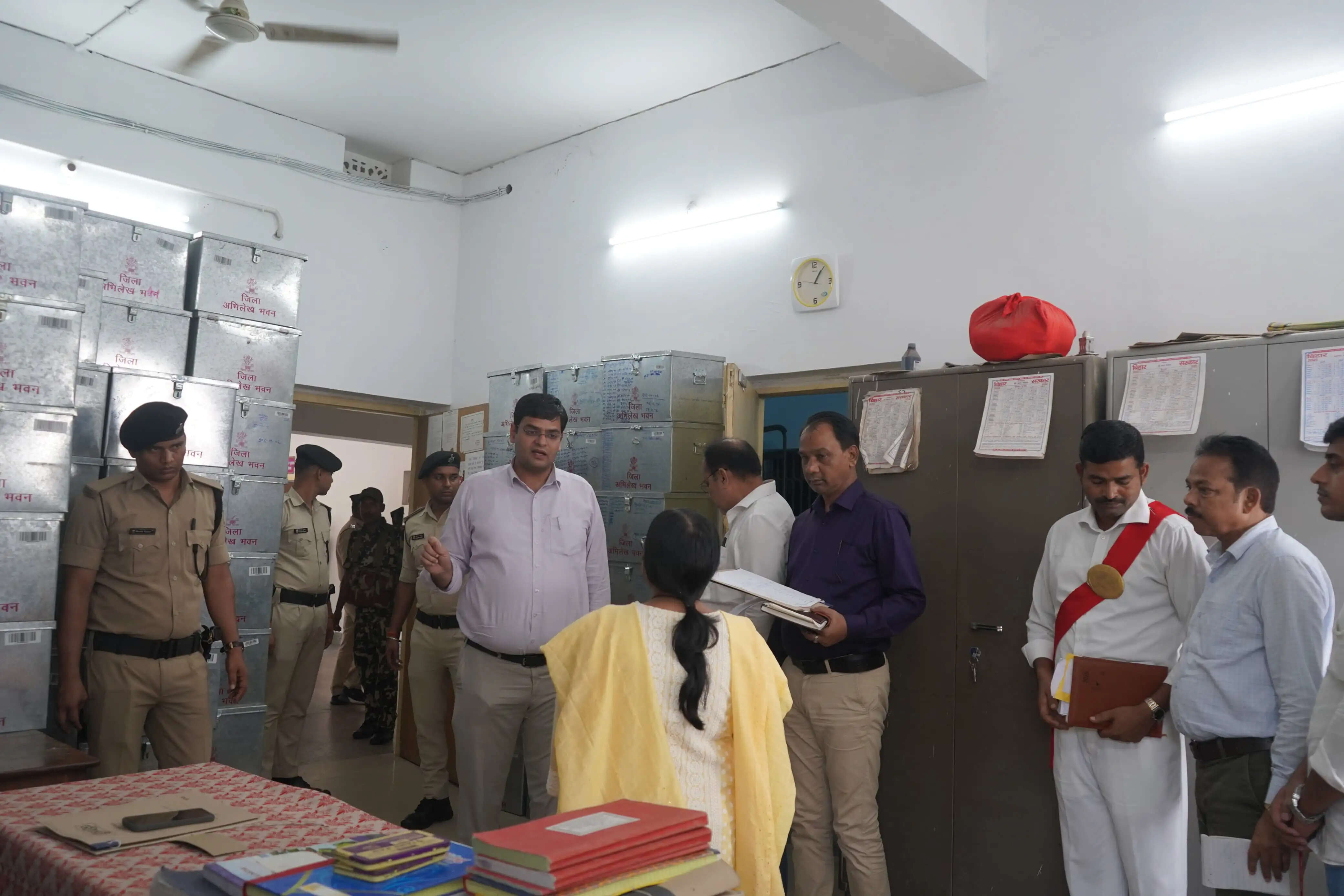 डीएम ने जिला अभिलेखागार में रखे अभिलेखों के बेहतर रख-रखाव के दिए निर्देश