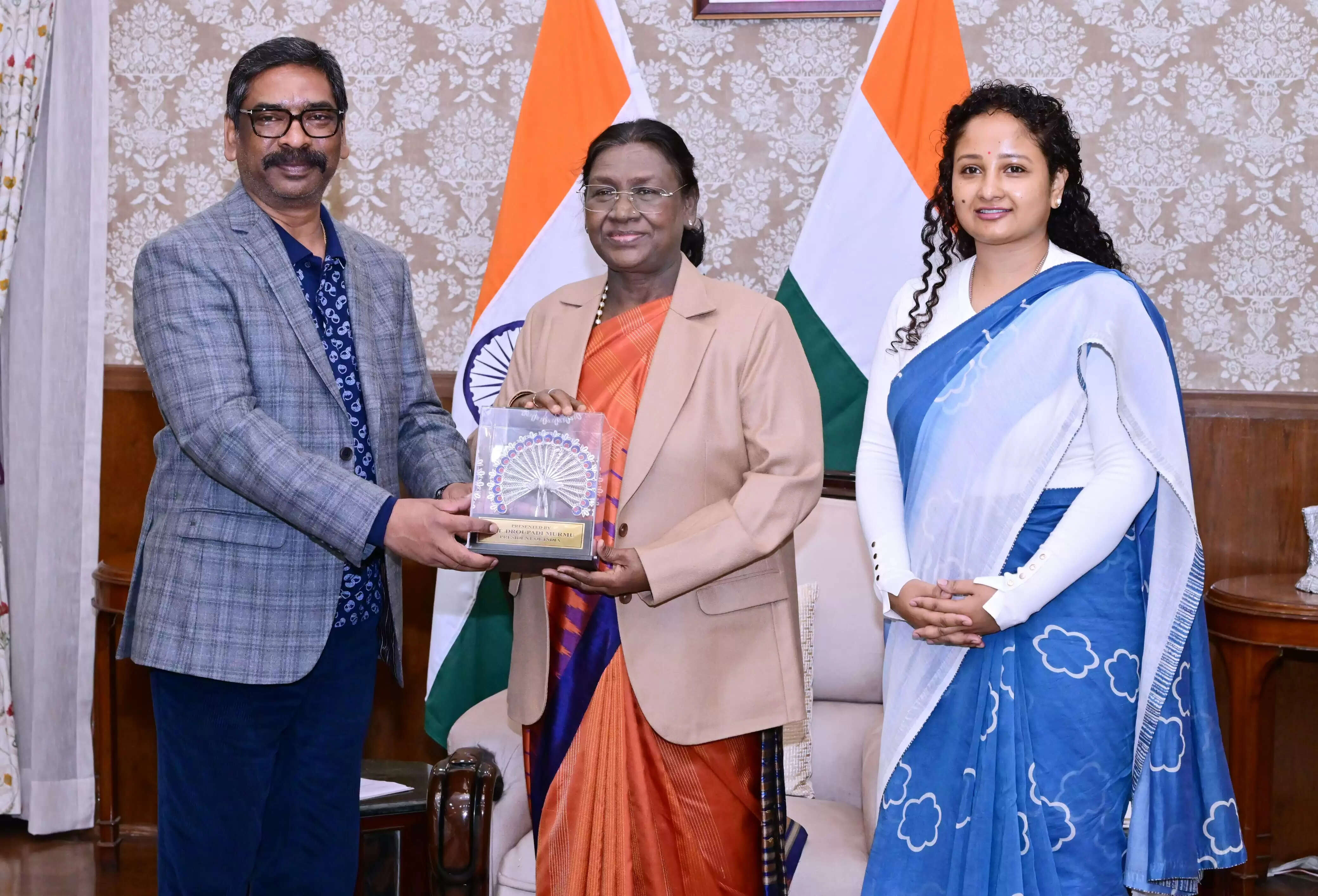 लोकभवन में राष्ट्रपति से मिले मुख्यमंत्री हेमंत और विधायक कल्पना सोरेन