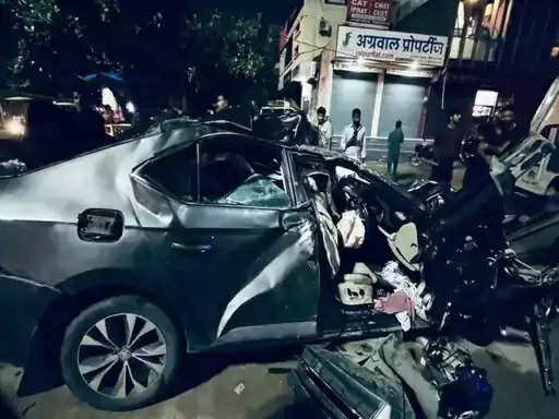 ट्रक और कार की टक्कर मे कार सवार दो छात्रों और चालक की मौत