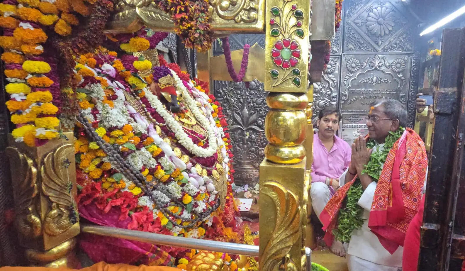 आसाम के राज्यपाल ने मां विंध्यवासिनी देवी का दर्शन किया