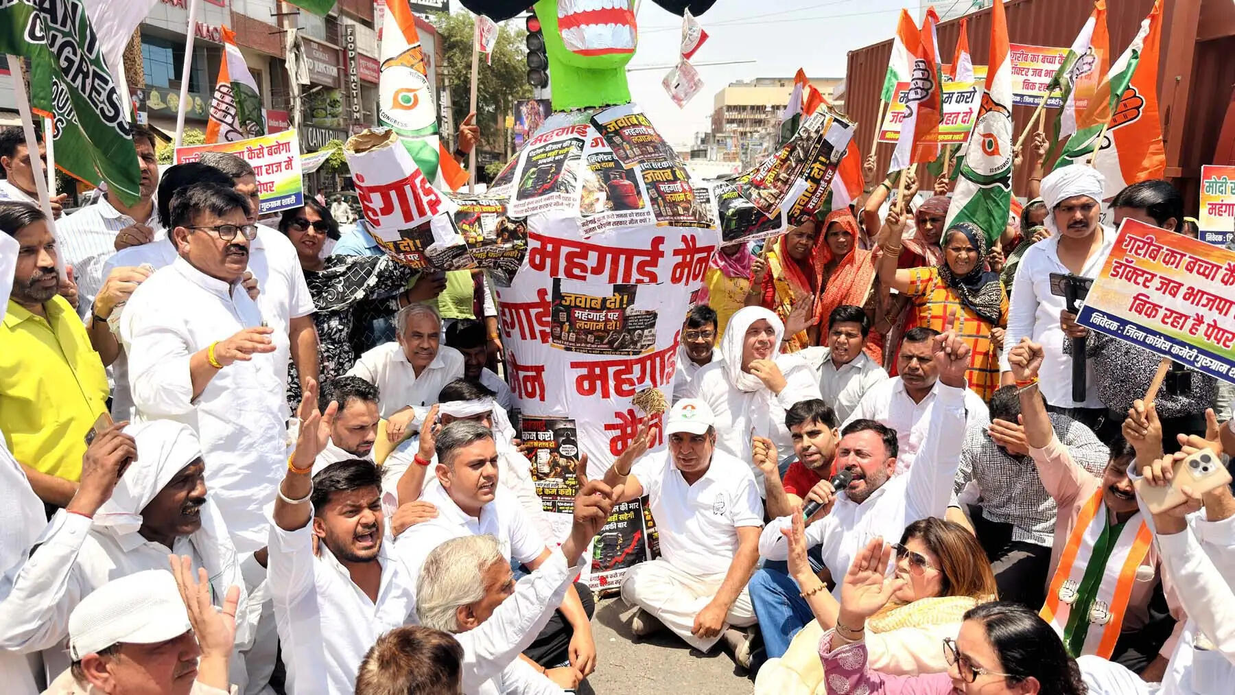 गुरुग्राम: कांग्रेस ने महंगाई, बेरोजगारी समेत कई मुद्दों पर किया प्रदर्शन, फूंका पुतला
