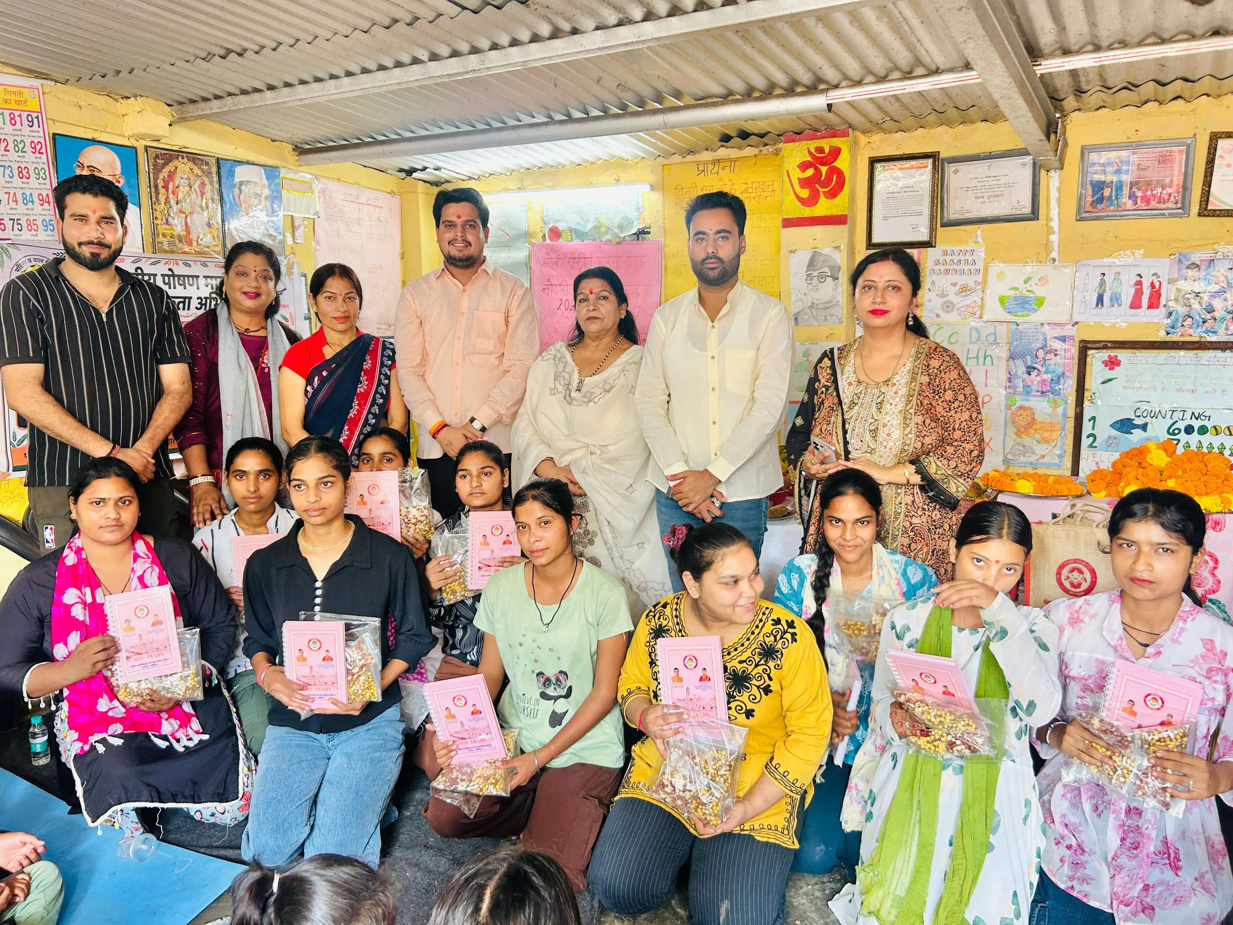 आंगन मिलन सेवा कार्यक्रम में मेयर ने बालिकाओं को वितरित किए पोषण बैग