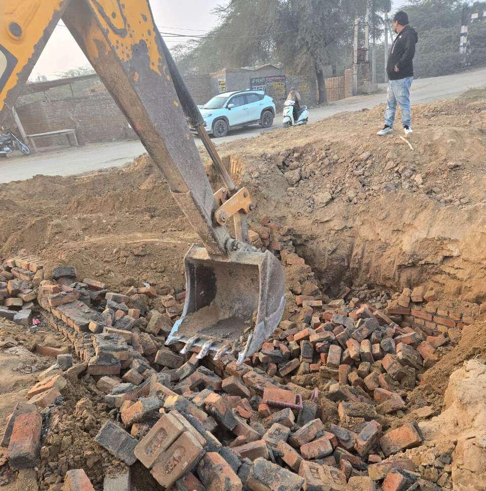 सिरसा: डीटीपी ने अवैध निर्माण पर चलाया पीला पंजा