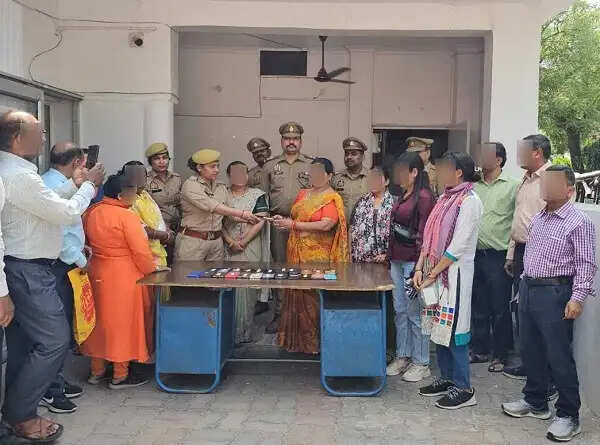 लखनऊ पुलिस ने खोये 23 मोबाइल उनके स्वामियों को लौटाए