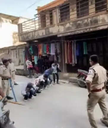 झाबुआः थांदला पुलिस ने शरारतियों का किया अच्छा इलाज; कान पकड़कर लगवाई ऊठक बैठक
