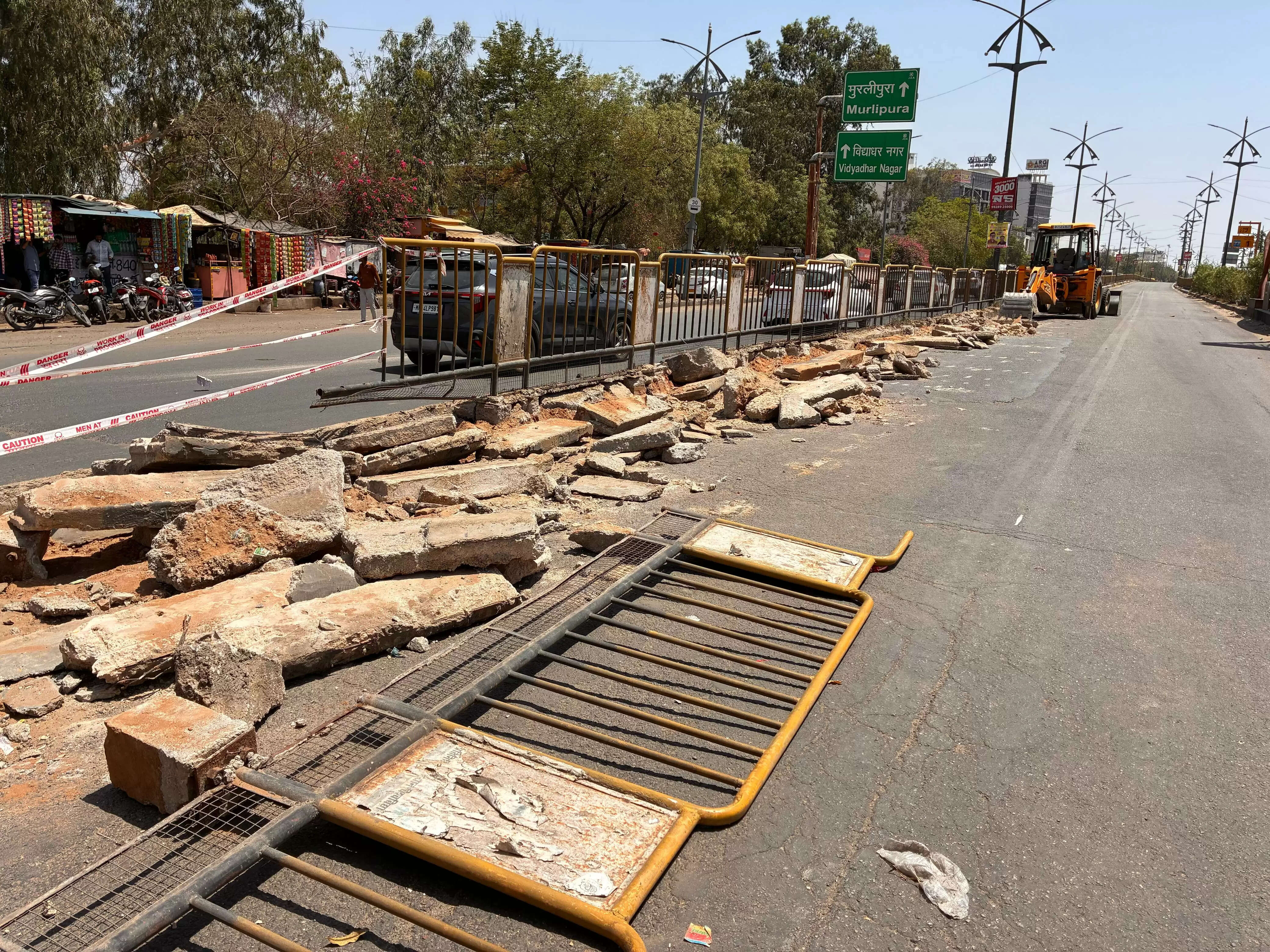 सीकर रोड पर बीआरटीएस कोरिडोर हटाने का काम शुरू, 50 मीटर तक हटाई रेलिंग सहित अन्य निर्माण