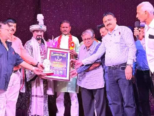 जादूगर ओपी शर्मा (जू) काे उप्र अपराध निरोधक समिति ने किया सम्मानित