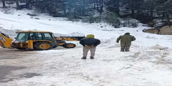 उत्तराखंड : गंगोत्री हाइवे पर एवलांच आने से सौ मीटर हाइवे बंद, बीआरओ मार्ग खोलने में जुटा