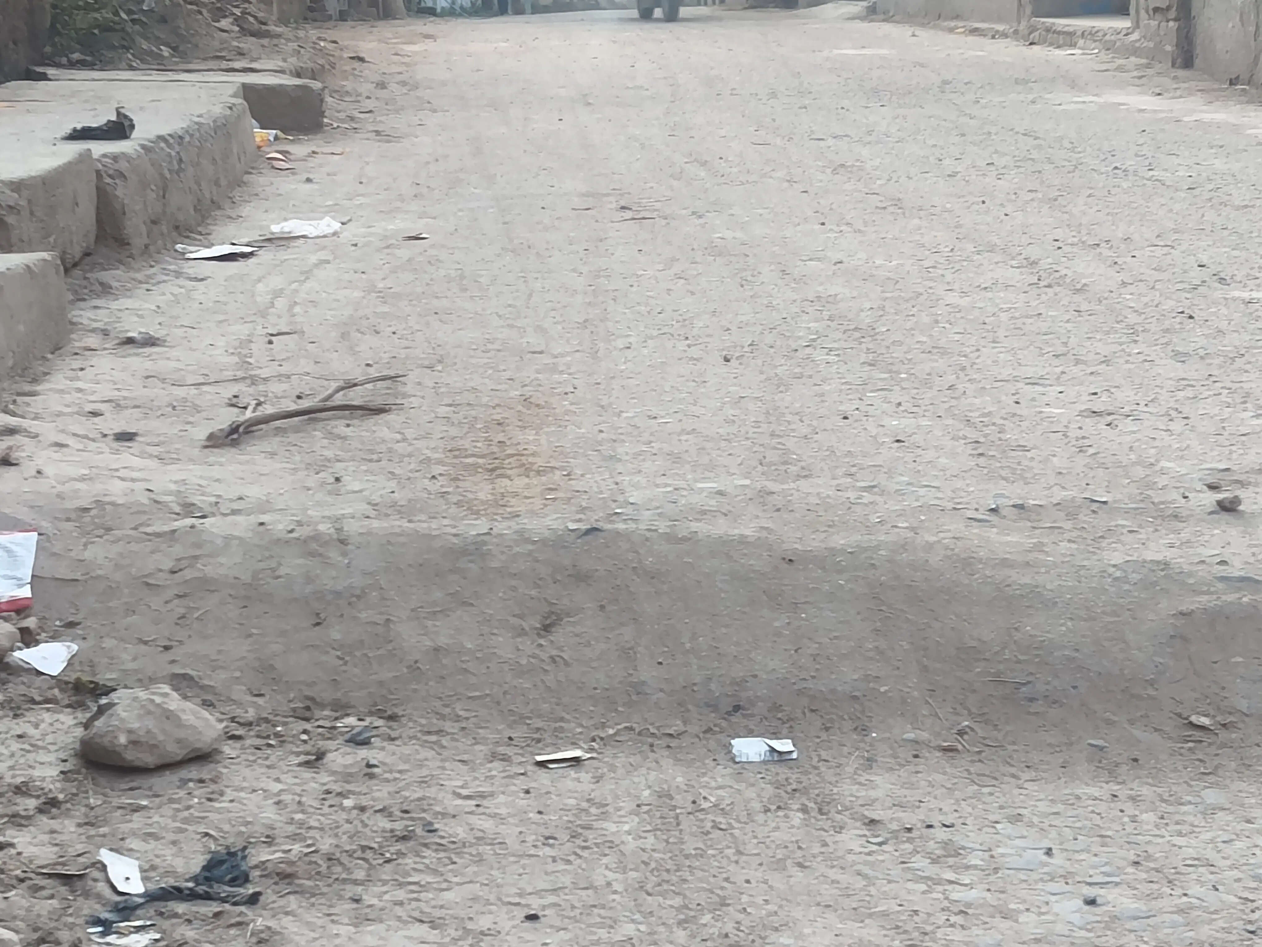 1 करोड़ की लागत से बनी सड़क 2 महीने में ही उखड़ी, नाले में सुराख न होने से जलजमाव