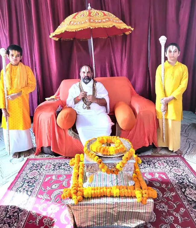 ठाकरे बंधुओं की मानसिकता देश व भाषा के प्रति दूषित : शांडिल्य महाराज