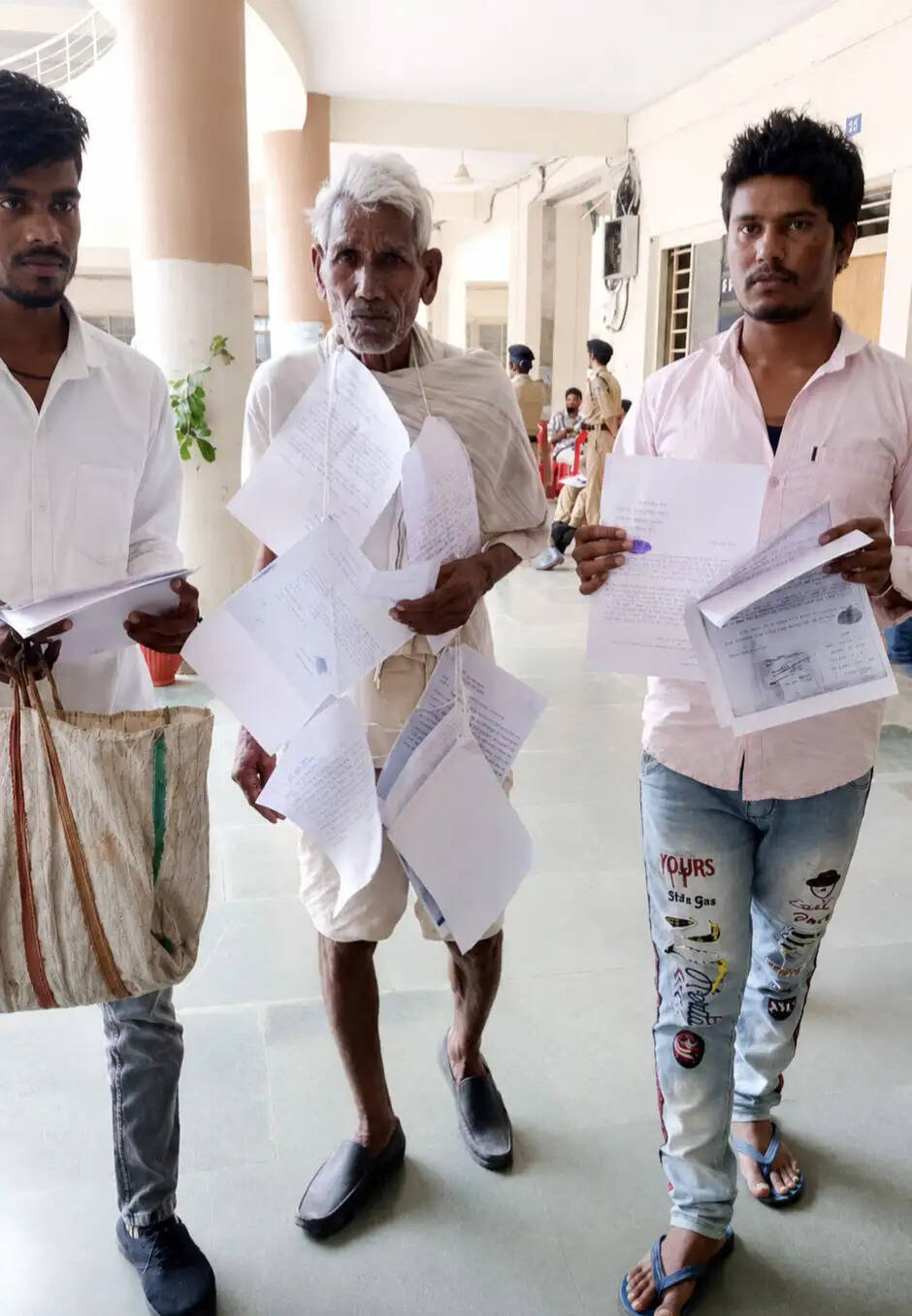 अशोकनगर में आवेदनों का मालाधारी किसान, 6 बार फीस दी, पर जमीन मिली आधी!