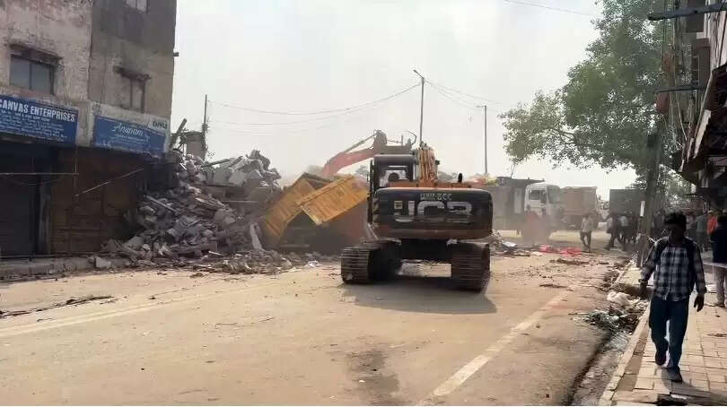 दाे मंजिला मकान गिरा, एक की माैत