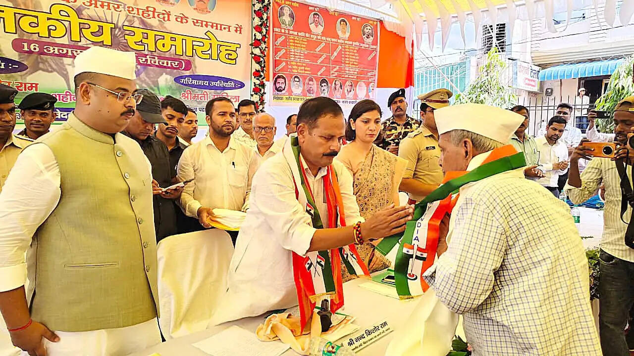 बक्सर डुमरांव के शहीद स्मारक पर अमर शहीदों को नमन, परिजनों का हुआ सम्मान