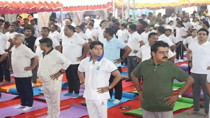 अंतरराष्ट्रीय योग दिवस पर पहली बार ऐतिहासिक राजवाड़ा में हुआ सामूहिक योग का कार्यक्रम