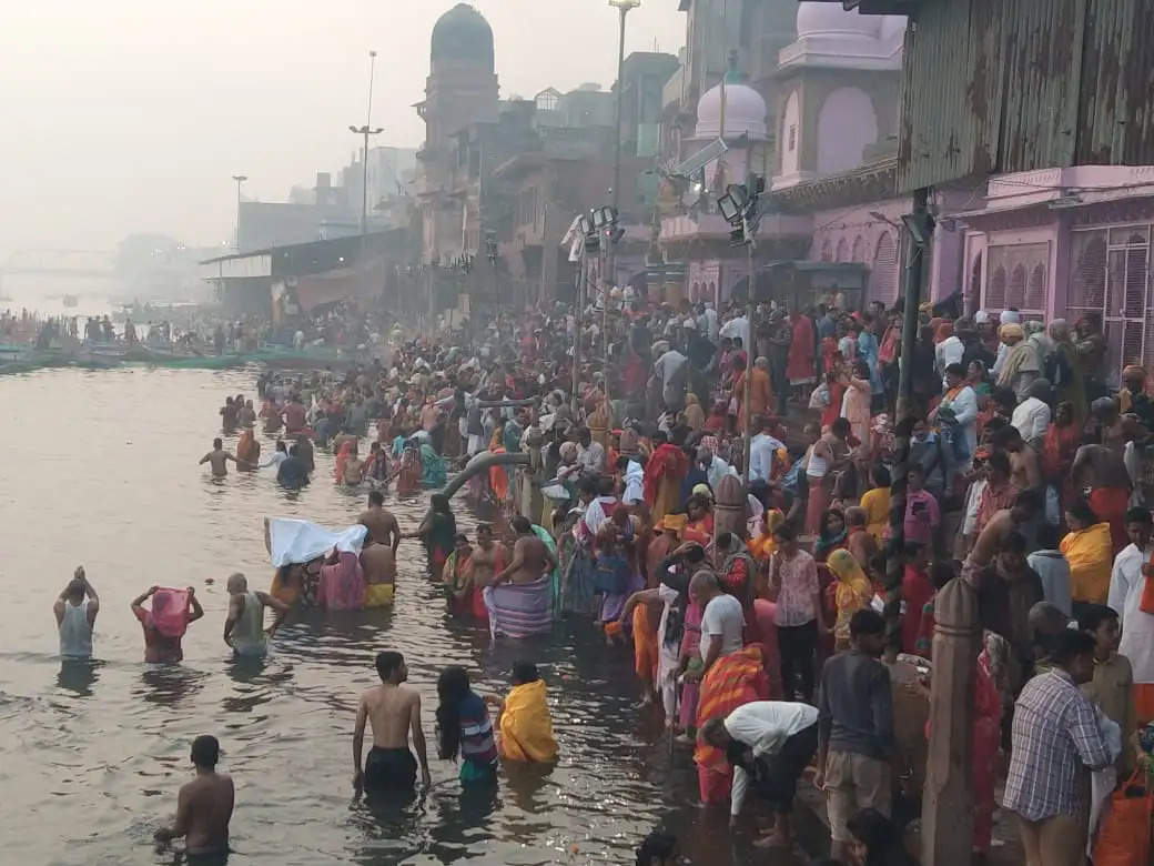 मथुरा यम द्वितीया पर्व: यम की फांस से बचाने को बहनों ने भाई संग लगाई यमुना में एकसाथ डुबकी