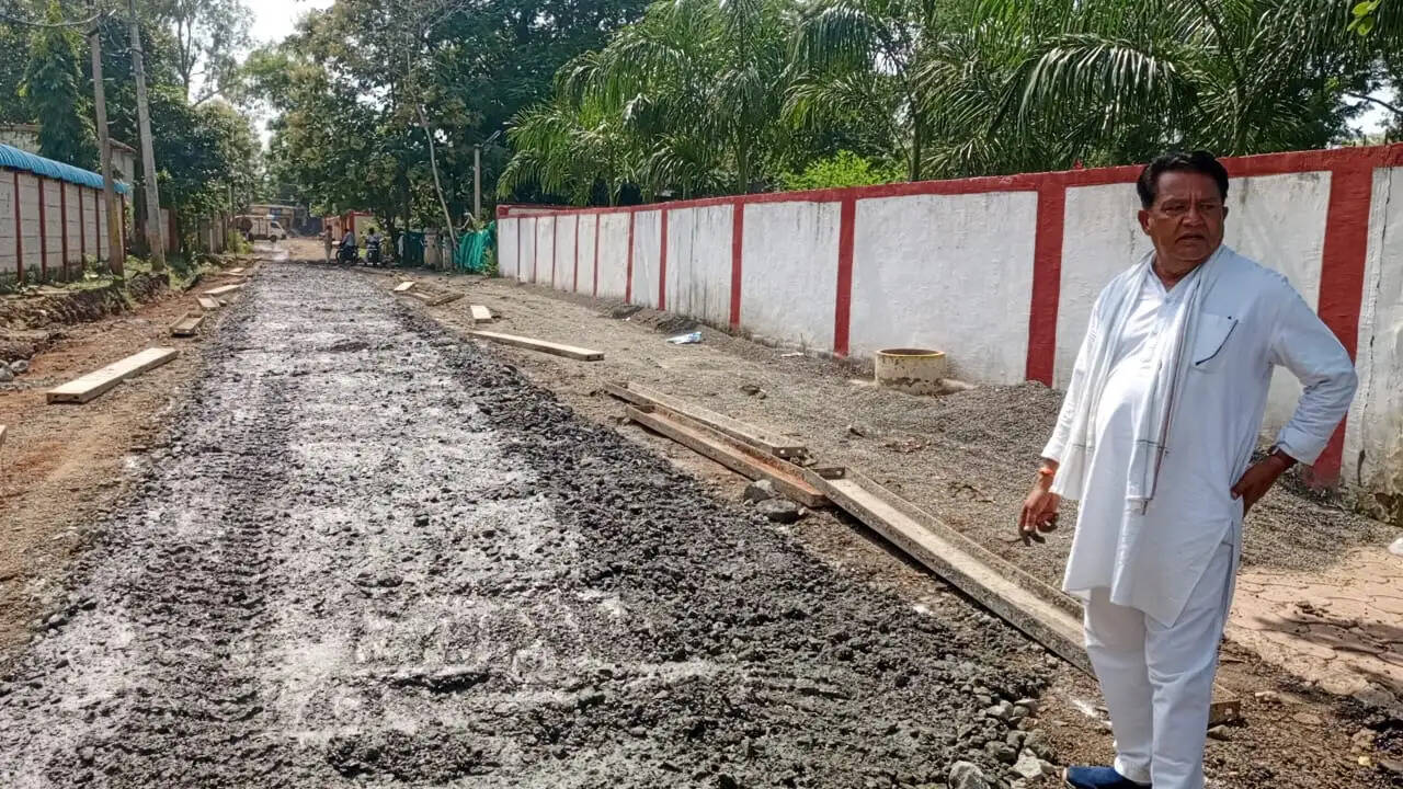 अशोकनगर: इंजी.विधायक ने पकड़ा सडक़ में भ्रष्टाचार का पेच!