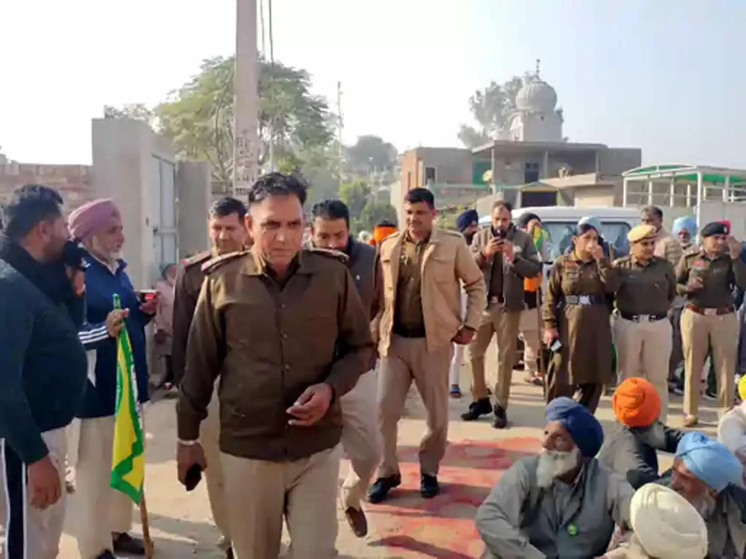 फतेहाबाद में जमीन नीलामी का विरोध,तहसीलदार को बनाया बंधक