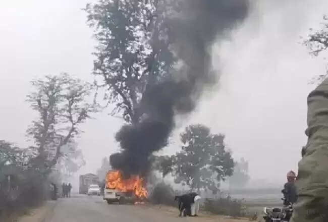 मप्रः मैहर जा रहे श्रद्धालुओं की कार में पेड़ से टकराने के बाद लगी आग, चालक झुलसा, ग्रामीणों ने 3 लोगों को बचाया