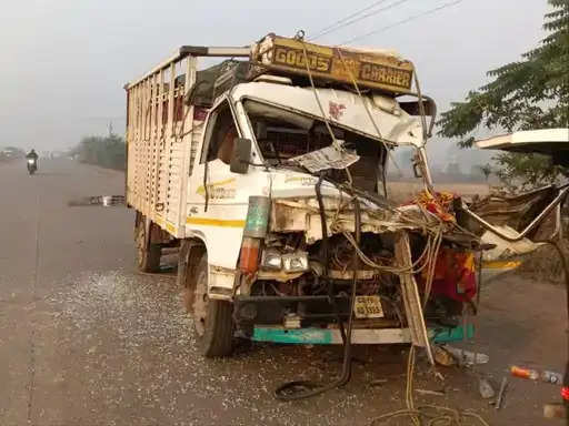 जांजगीर-चांपा : अनियंत्रित मिनी ट्रक ने खड़ी हाइवा को मारी टक्कर, मौके पर हेल्पर की मौत