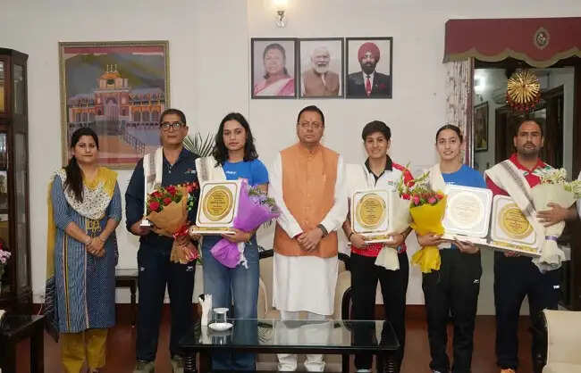 महिला मुक्केबाजों से मिले सीएम धामी, किया सम्मानित