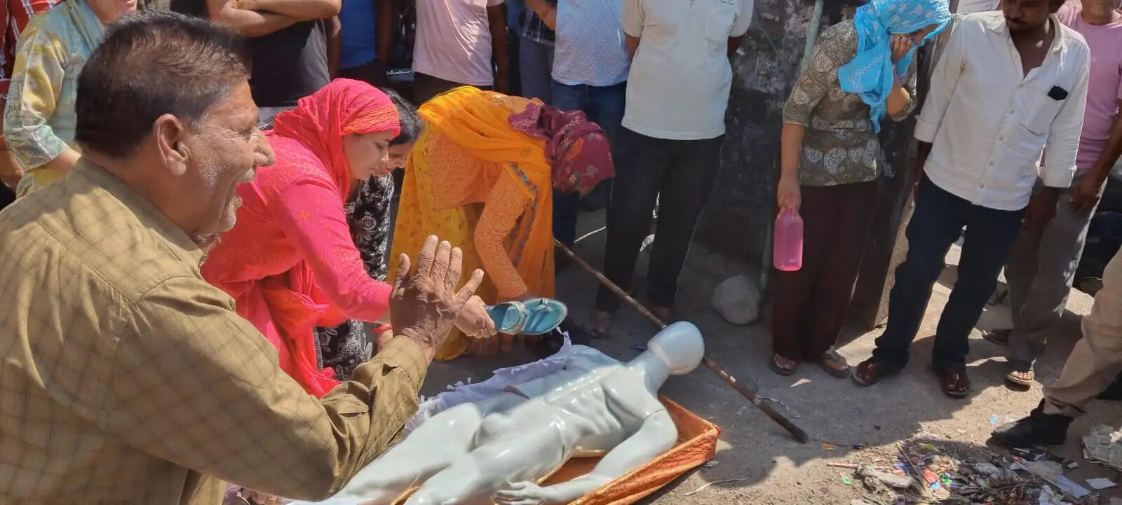 न्यू सांगानेर रोड चौड़ीकरण के विरोध में तीसरे दिन भी प्रदर्शन, टायर जलाकर जताया आक्रोश