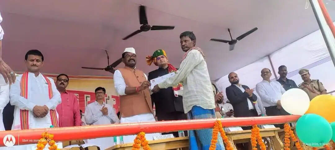 नेताजी सुभाष स्टेडियम में मंत्री डॉ रामचन्द्र प्रसाद ने किया ध्वजारोहण