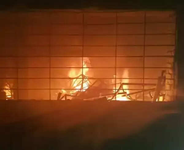 रीवा: कोल्ड स्टोरेज में लगी भीषण आग, करोड़ों के केले, मशीनें और गाड़ियां खाक