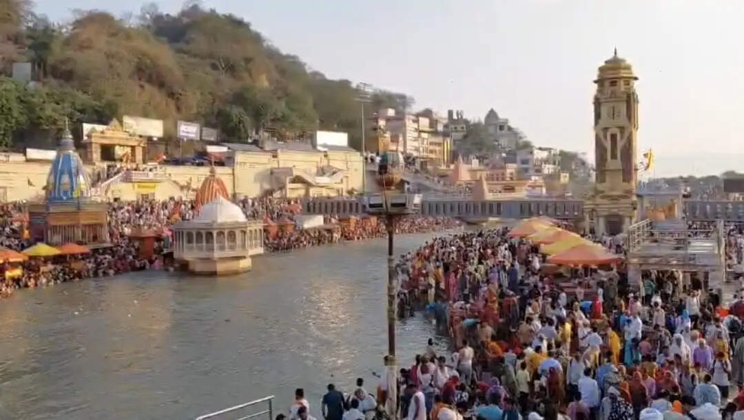 बुद्ध पूर्णिमा पर गंगा स्नान के लिए हरिद्वार में उमड़ा आस्था का सैलाब