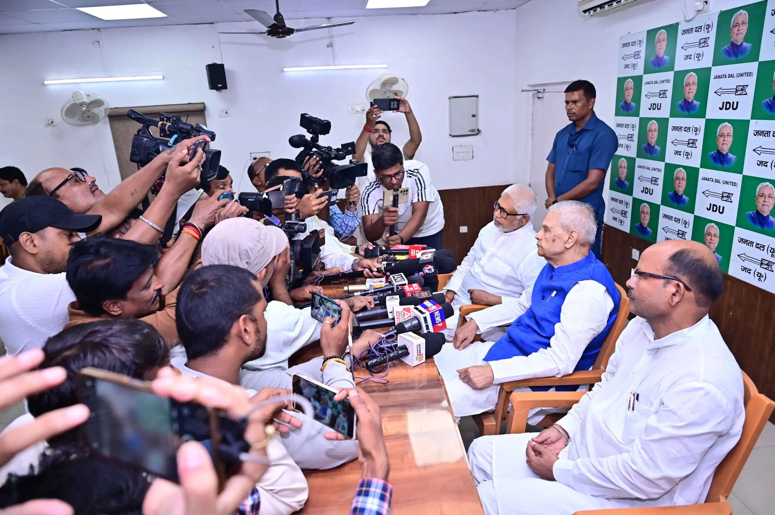 त्वरित समाधान के दिए निर्देश शराबबंदी लागू होने से समाज में आए कई सकारात्मक बदलाव: बिजेंद्र प्रसाद यादव