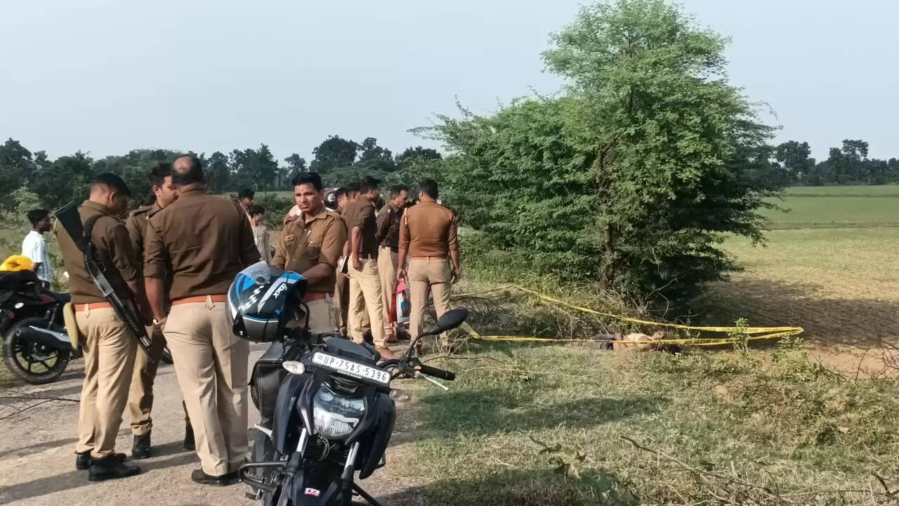 खेत के किनारे मिला युवक का शव, पहचान नहीं