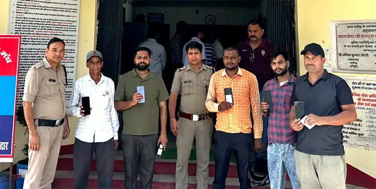 सीईआईआर पोर्टल बना मददगार, हरिद्वार पुलिस ने खोजकर लौटाए मोबाइल