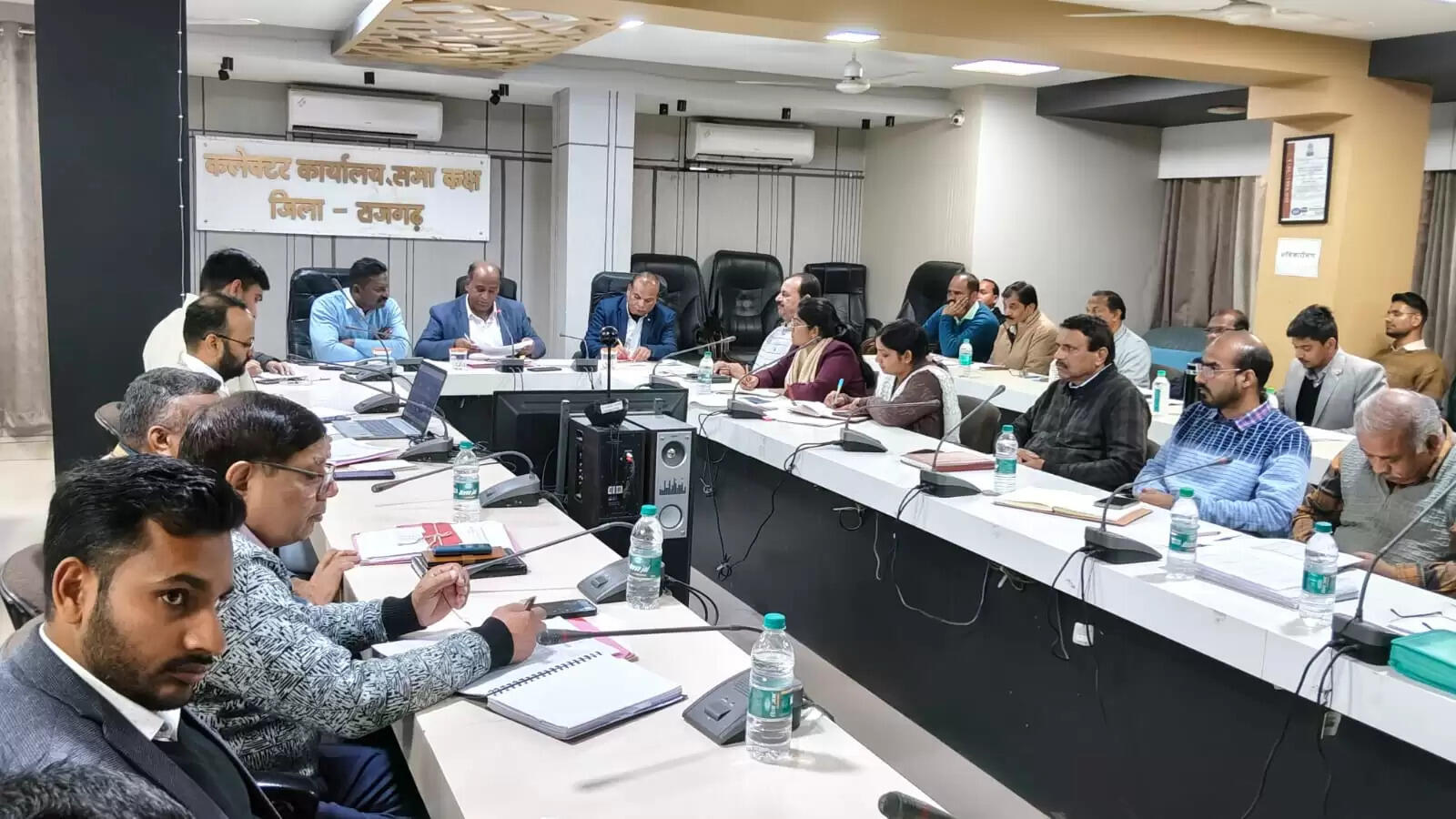 राजगढ़ः कलेक्टर ने बेहतर कार्य करने वालों की सराहना, लापरवाही पर दिए वेतन काटने के निर्देश