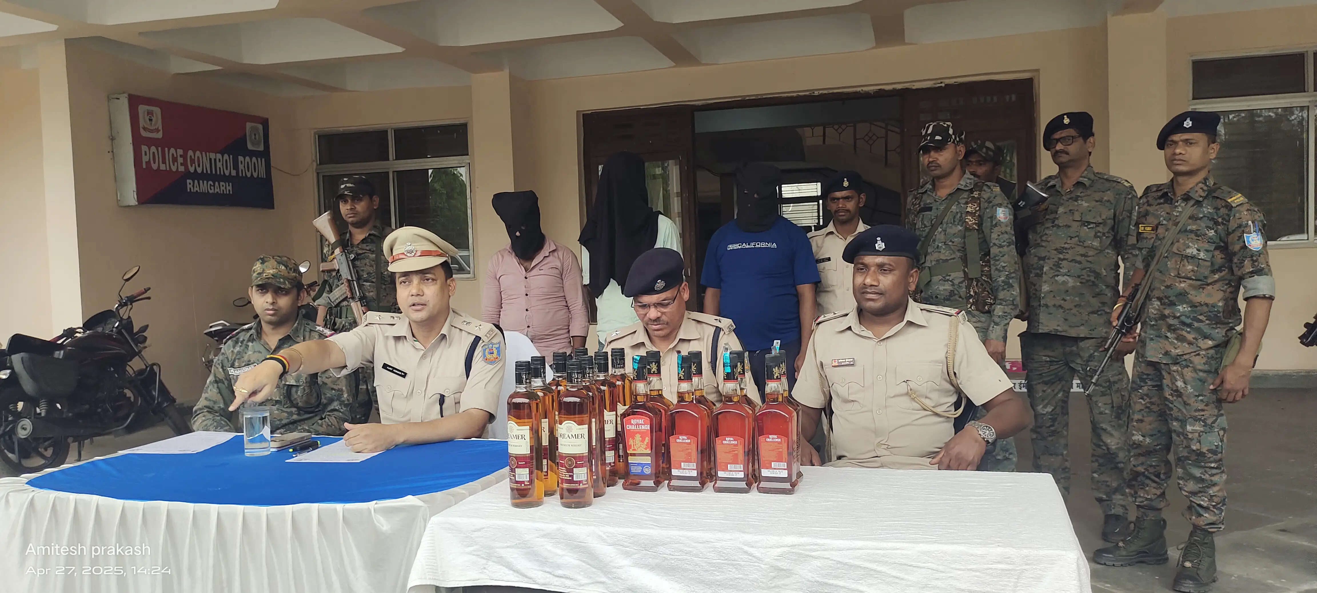 स्कॉर्पियो और वैगन-आर से हो रही थी नकली शराब की तस्करी, तीन गिरफ्तार