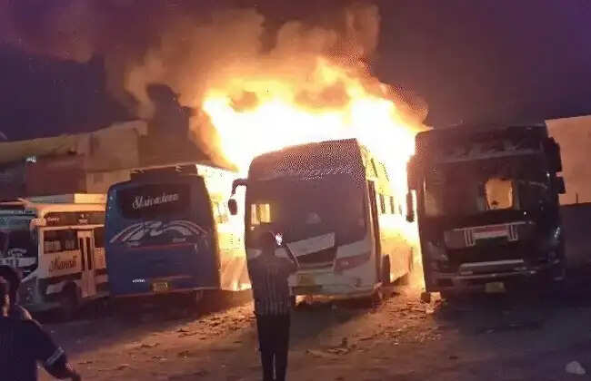 मप्रः इंदौर में पार्किंग में खड़ी तीन बसों में लगी भीषण आग