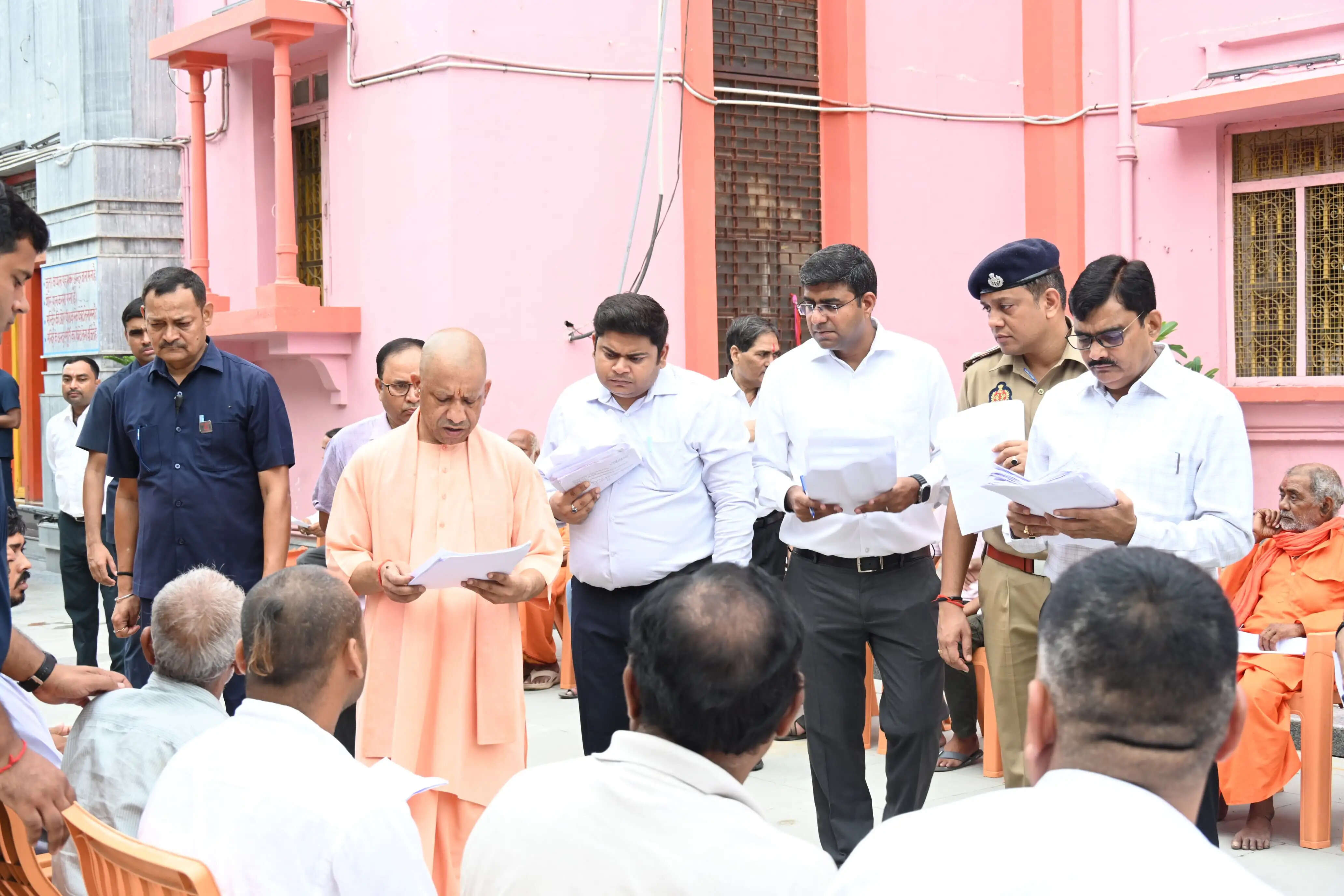 रास्ता न दिला पाएं तो लेखपाल, कानूनगो, तहसीलदार सबको सस्पेंड करो