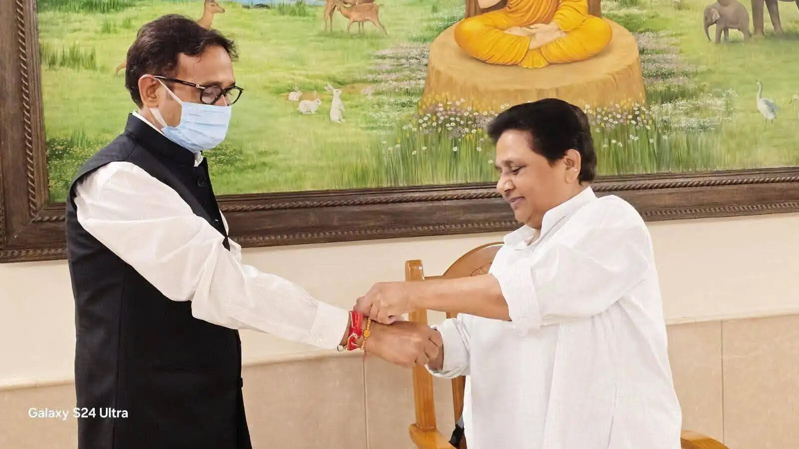 बसपा विधायक उमाशंकर सिंह को राखी बांधती थीं मायावती