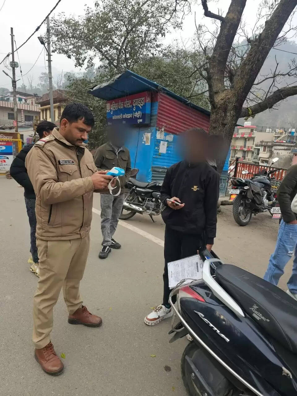 पुलिस ने 12 वाहन किए सीज