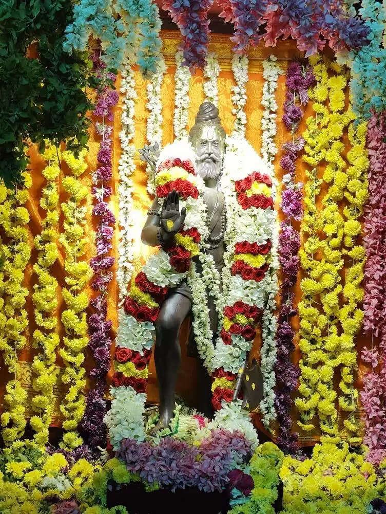 परशुराम जन्मोत्सव: भगवान का वेद मंत्रोच्चार के साथ पंचामृत अभिषेक कर फूलों से श्रृंगार