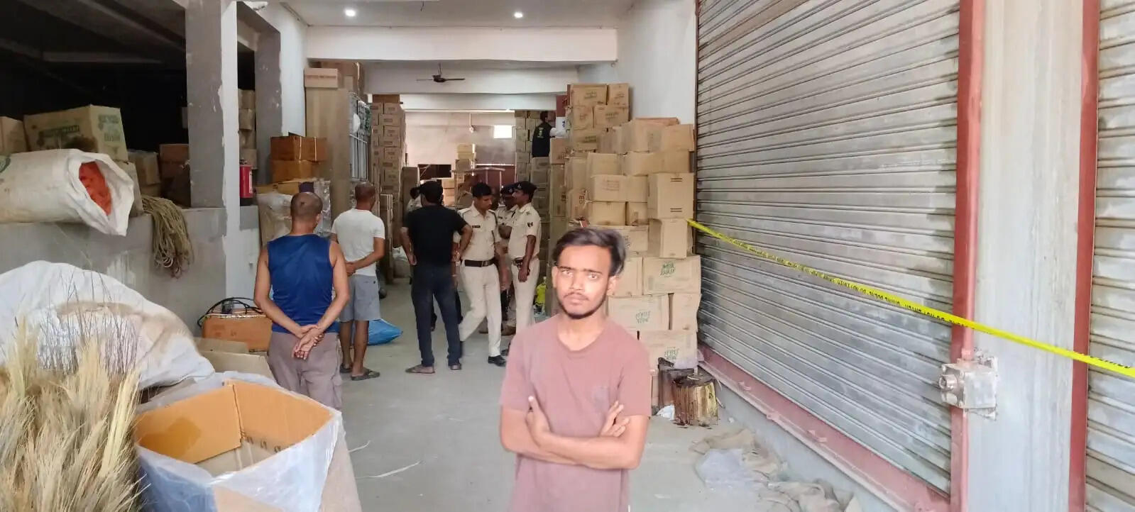 किराना दुकान का वेंटिलेटर तोड़कर 13.09 लाख रुपये की चोरी, सीसीटीवी का डीवीआर भी ले उड़े चोर