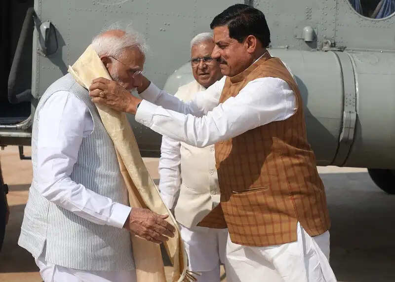 प्रधानमंत्री मप्र के अशोकनगर जिले में आनंदपुर धाम पहुंचे, हेलीपैड पर राज्यपाल और मुख्यमंत्री ने किया स्वागत