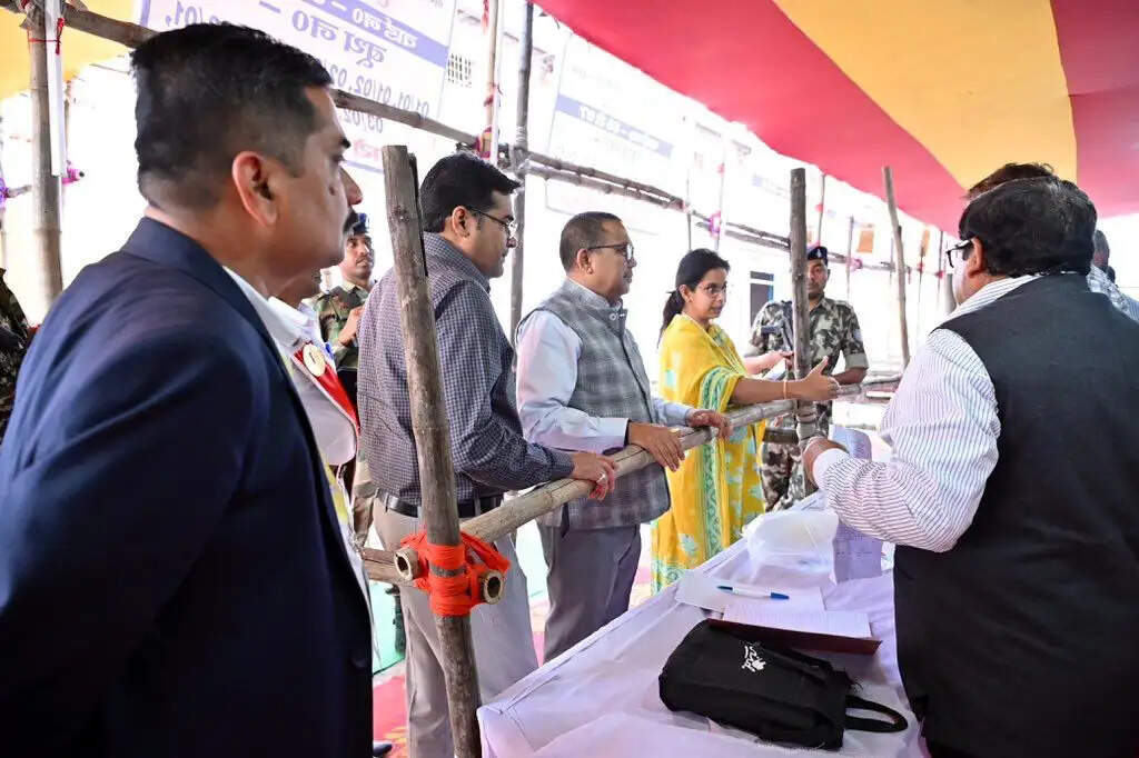 रिसिविंग सेंटर सह वज्रगृह का डीसी ने किया निरीक्षण