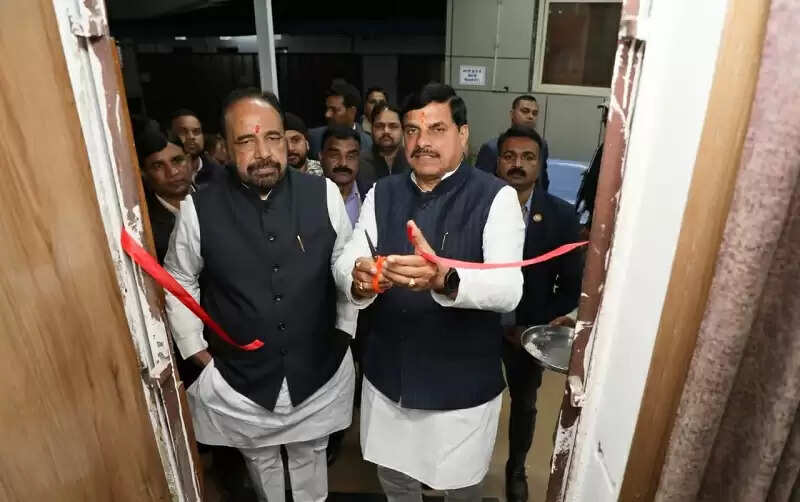 मप्रः पूर्व मंत्री भार्गव से मिले मुख्यमंत्री, बाल हृदय रोगियों की सहायता के लिए विशेष कक्ष का किया लोकार्पण