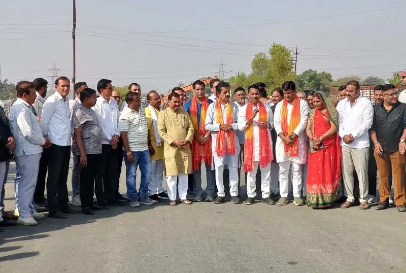 इंदौरः मंत्री सिलावट और सांसद लालवानी ने अर्जुन बरोदा फ्लायओवर के ट्रायल रन का शुभारंभ किया