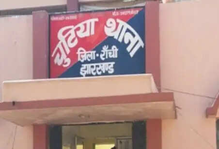 दिनदहाड़े बंद फ्लैट में चोरी, 35 लाख से अधिक के जेवरात और नकदी लेकर चोर फरार