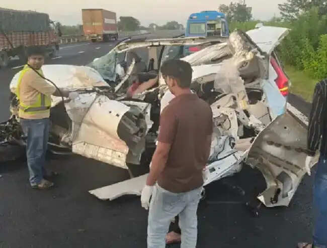 मप्र के मंदसौर में खड़े ट्रक से टकराई बेकाबू कार, खाटू श्याम दर्शन करने जा रहे 3 युवकों की मौत
