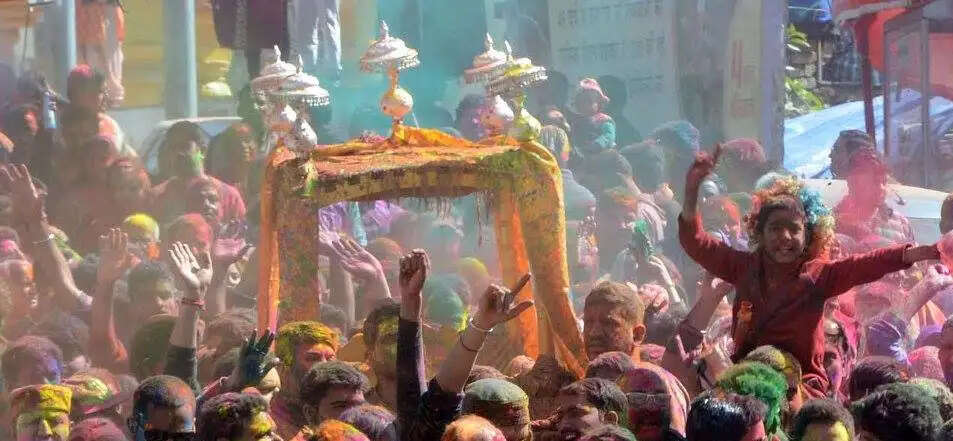 मंडी की गलियों में साेमवार काे उड़ेगा अबीर गुलाल, यहां गैरों पर रंग नहीं डालता कोई