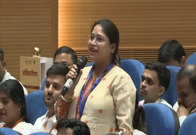 मुख्यमंत्री याेगी से मिला नियुक्ति पत्र तो अपनी कहानी बताते हुए रुंधा युवाओं का गला