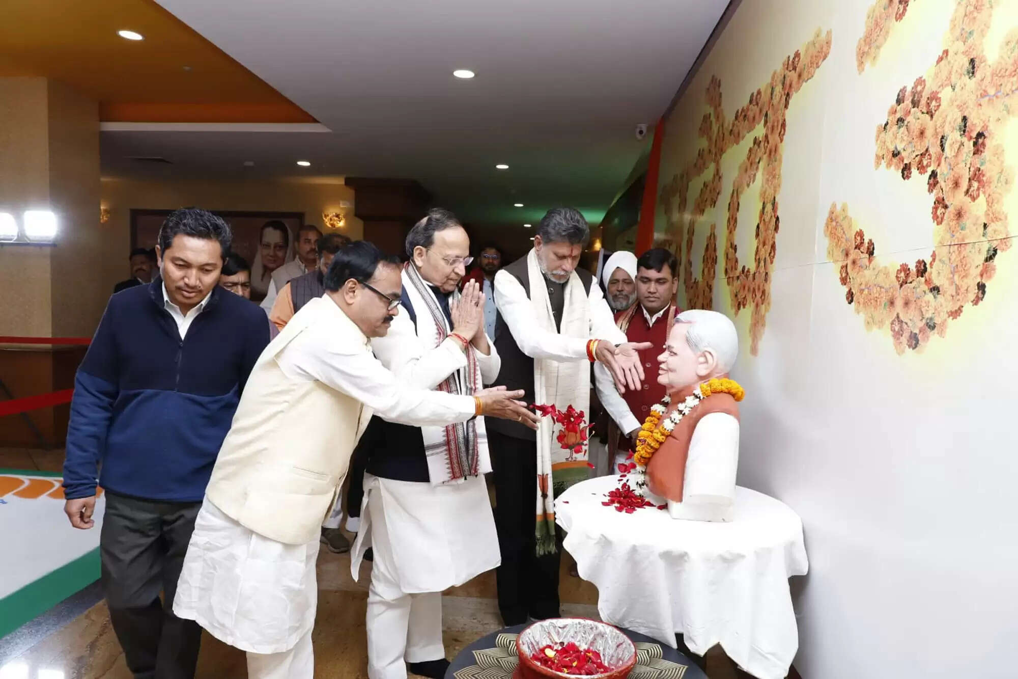 रायपुर&nbsp;:&nbsp;राष्ट्रीय महामंत्री अरुण सिंह ने की श्रद्धेय अटल जी को पुष्पांजलि अर्पित