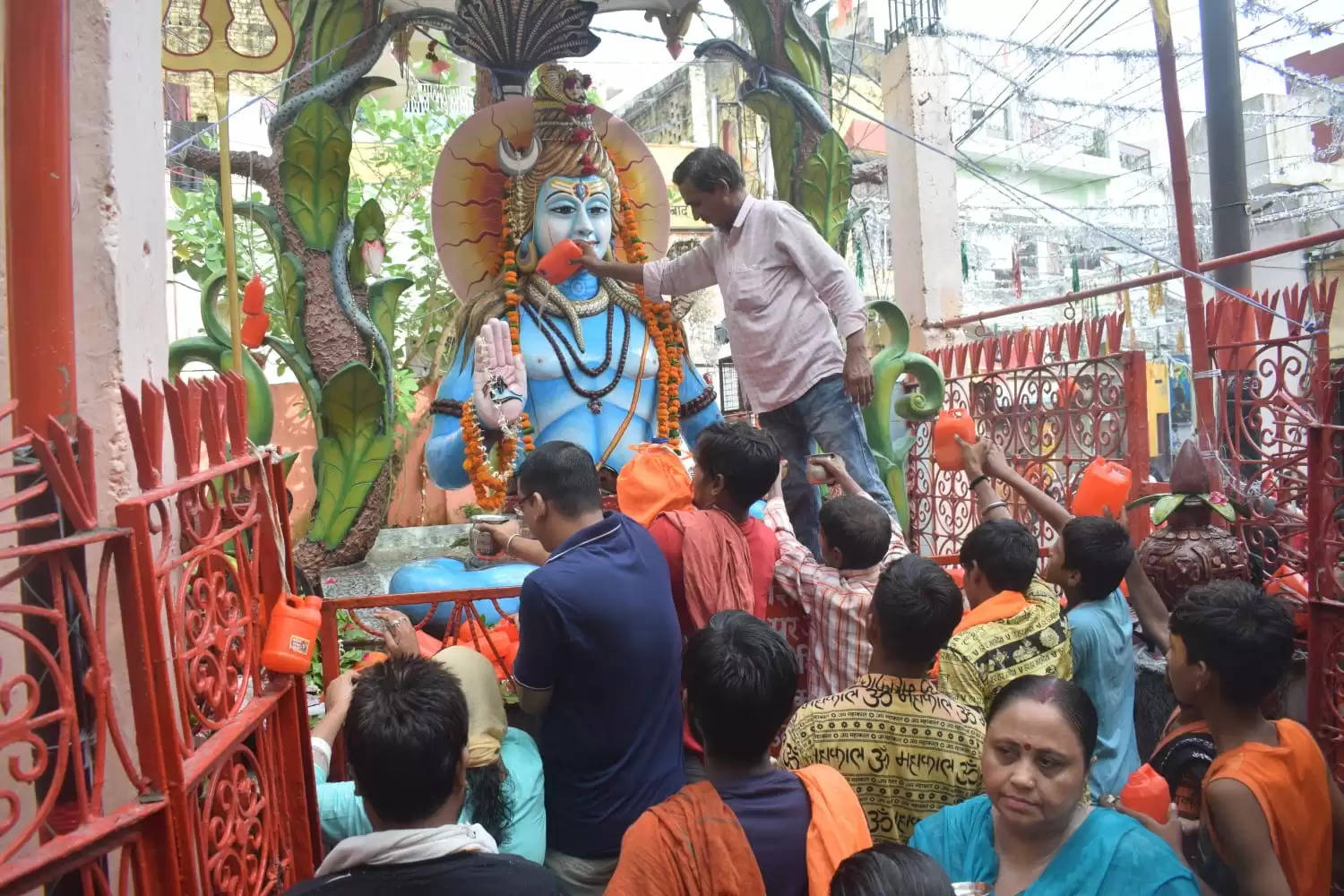 भगवान आशुतोष का जलाभिषेक करने शिवालयों में उमड़े शिवभक्त व कांवड़ियां